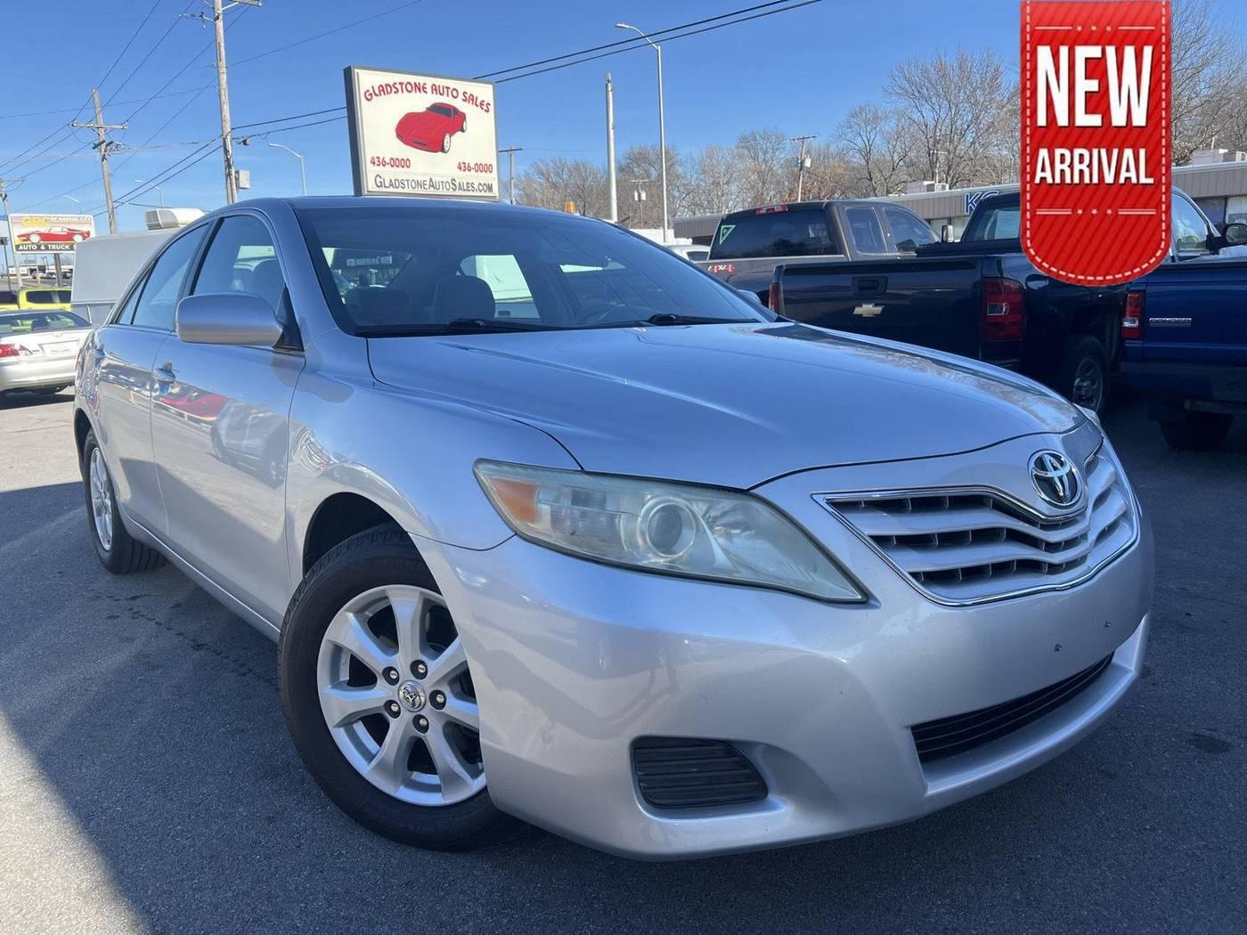 2011 Toyota Camry SE V6 in Gladstone MO For Sale - Image 1