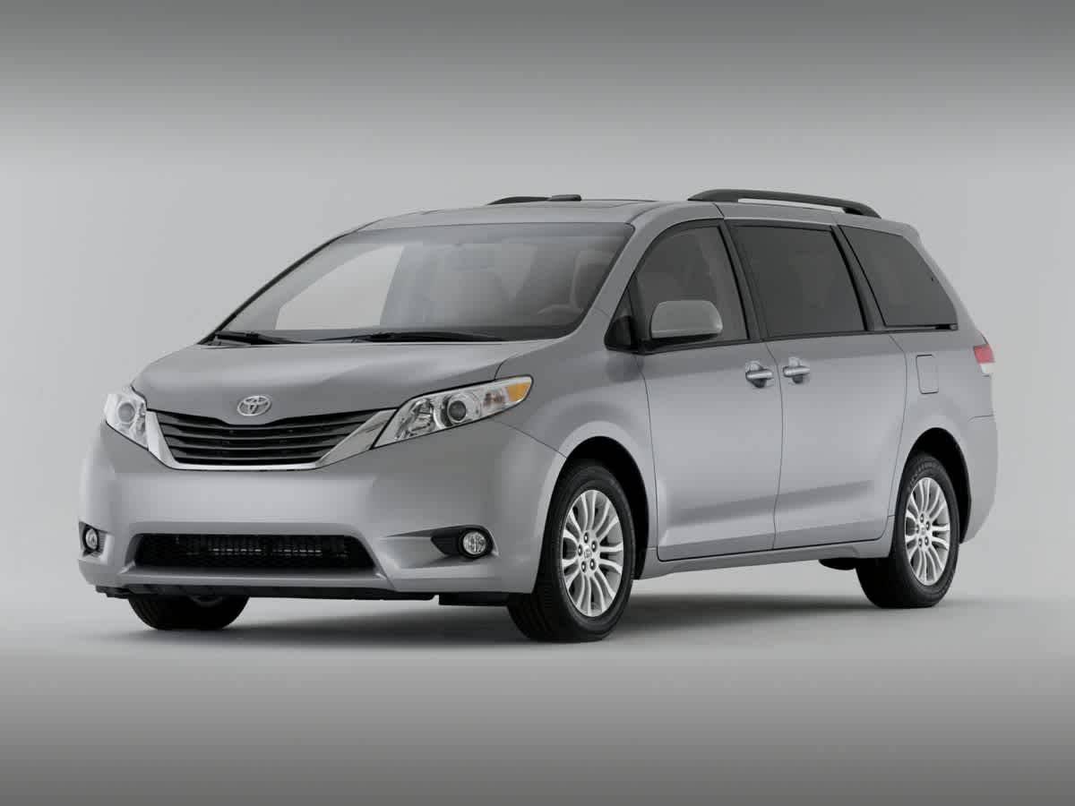 2014 Toyota Sienna LE in Van Nuys CA For Sale - Image 1