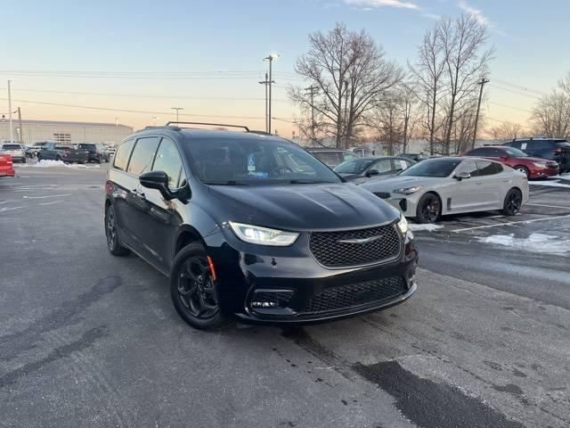 2021 Chrysler Pacifica Hybrid Limited in Batavia OH For Sale - Image 1