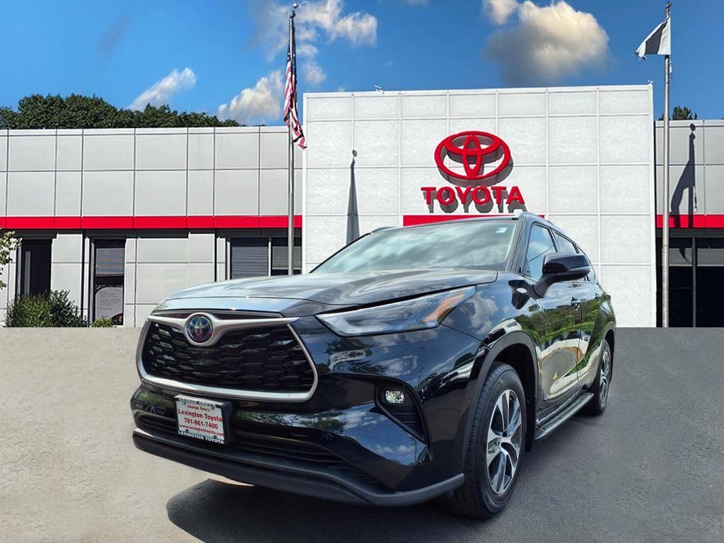 2022 Toyota Highlander Hybrid XLE in Lexington MA For Sale - Image 1