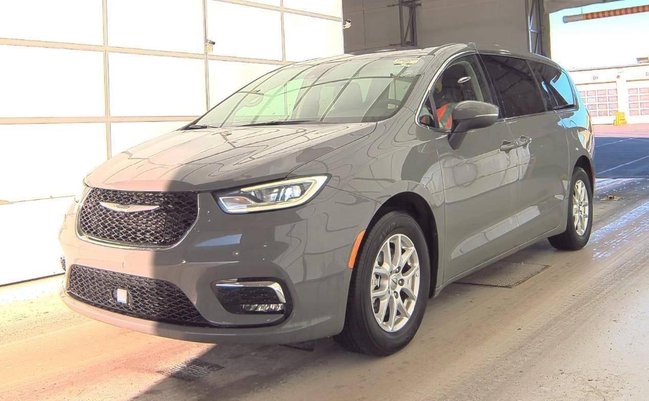 2023 Chrysler Pacifica Touring L in Huntington NY For Sale - Image 1