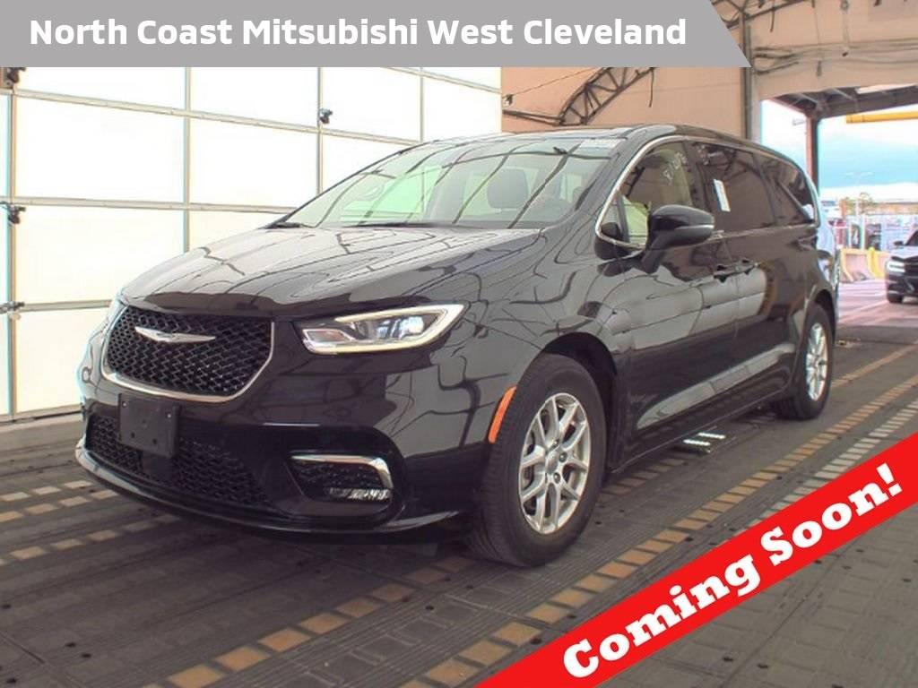 2023 Chrysler Pacifica Touring L in Cleveland OH For Sale - Image 1