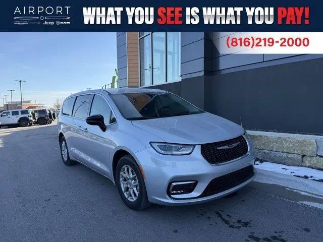 2024 Chrysler Pacifica Touring L in Platte City MO For Sale - Image 1