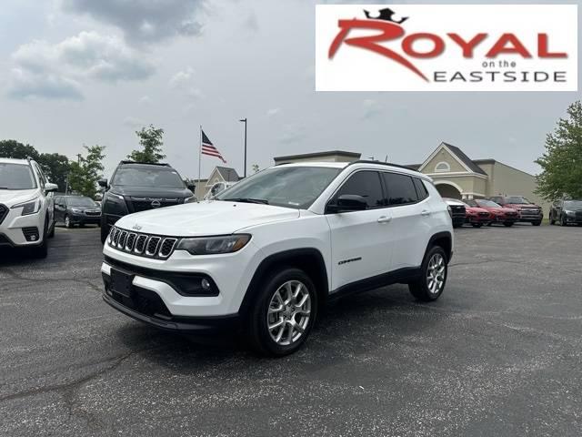 2024 Jeep Compass Latitude Lux in BLOOMINGTON IN For Sale - Image 1