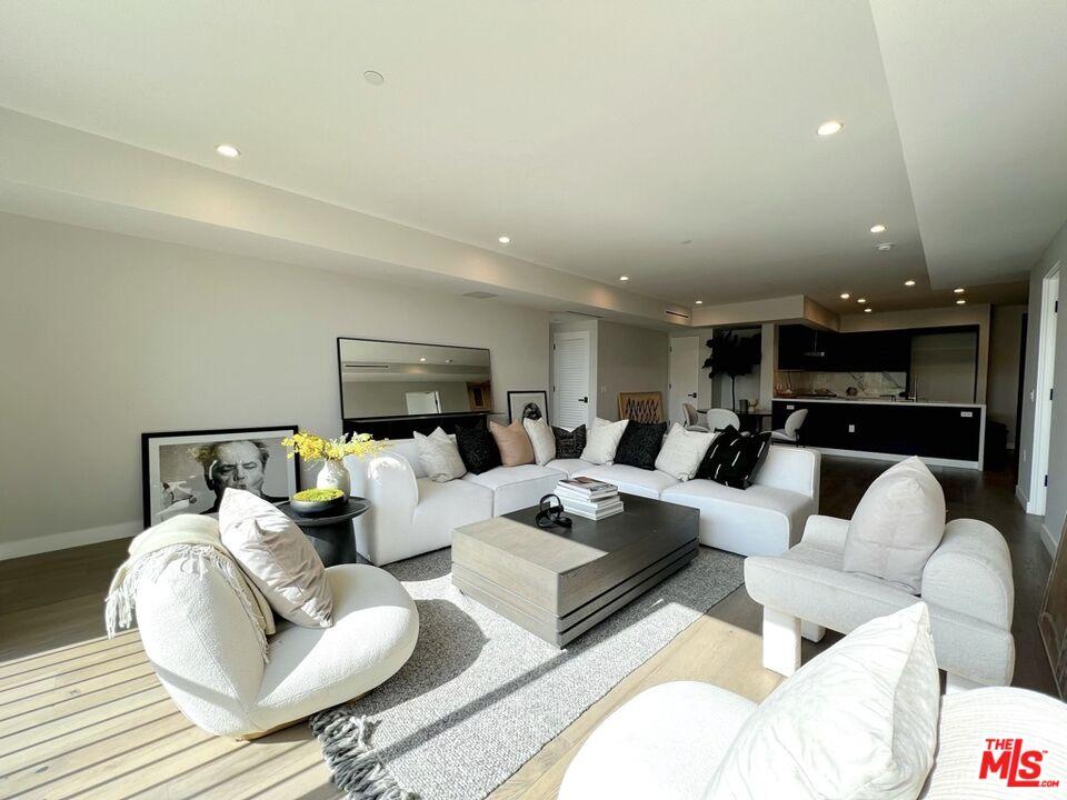 Condo/Apartment for Sale, 1017 Croft AVE 90069 - Image 1