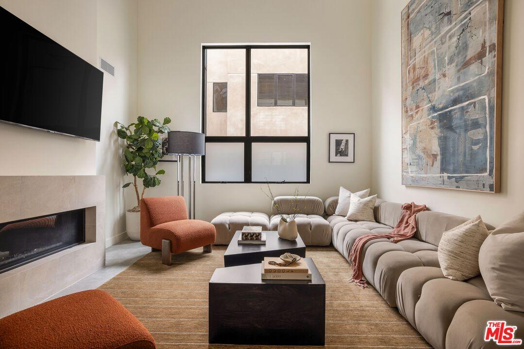 Condo/Apartment for Sale, 917 Hilldale AVE 90069 - Image 1