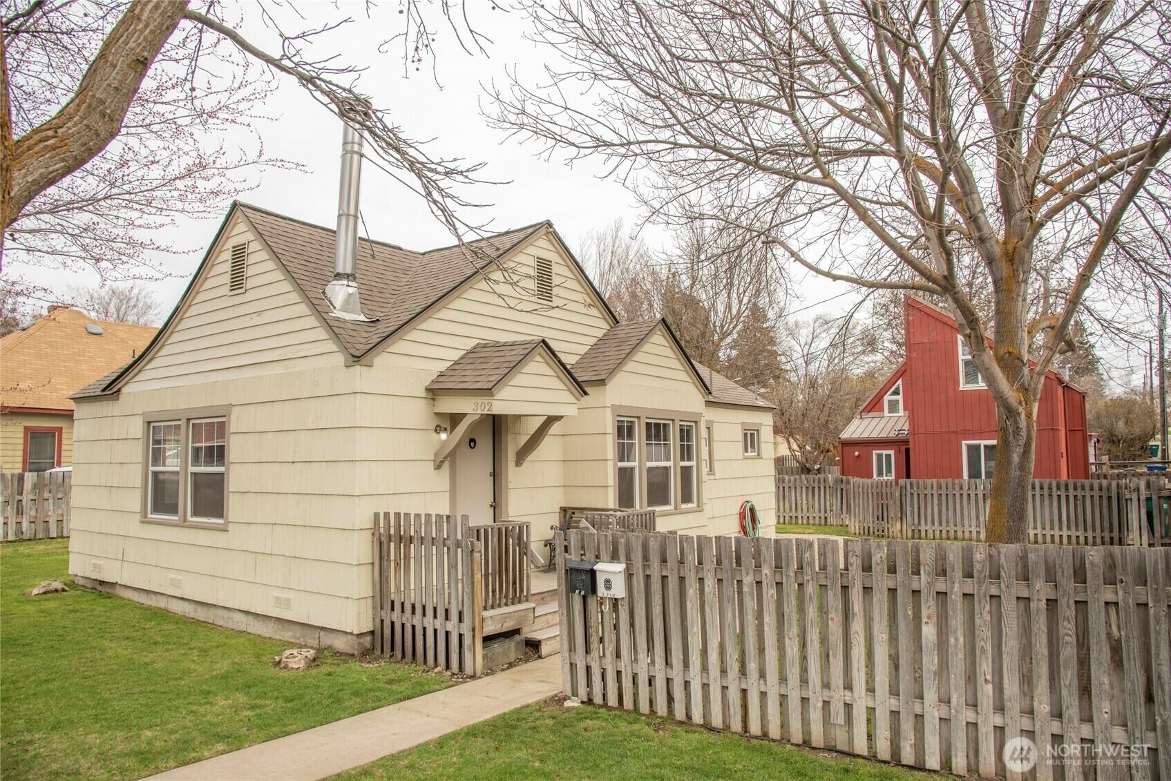 House for Sale, 302 - 302.5 S Walnut Street 98926 - Image 1