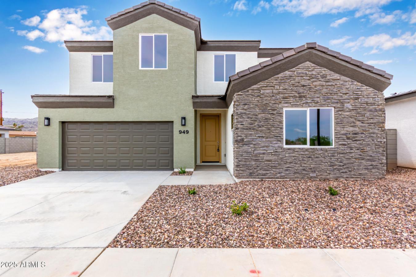 House for Sale, 949 E Desert Lane 85042 - Image 1